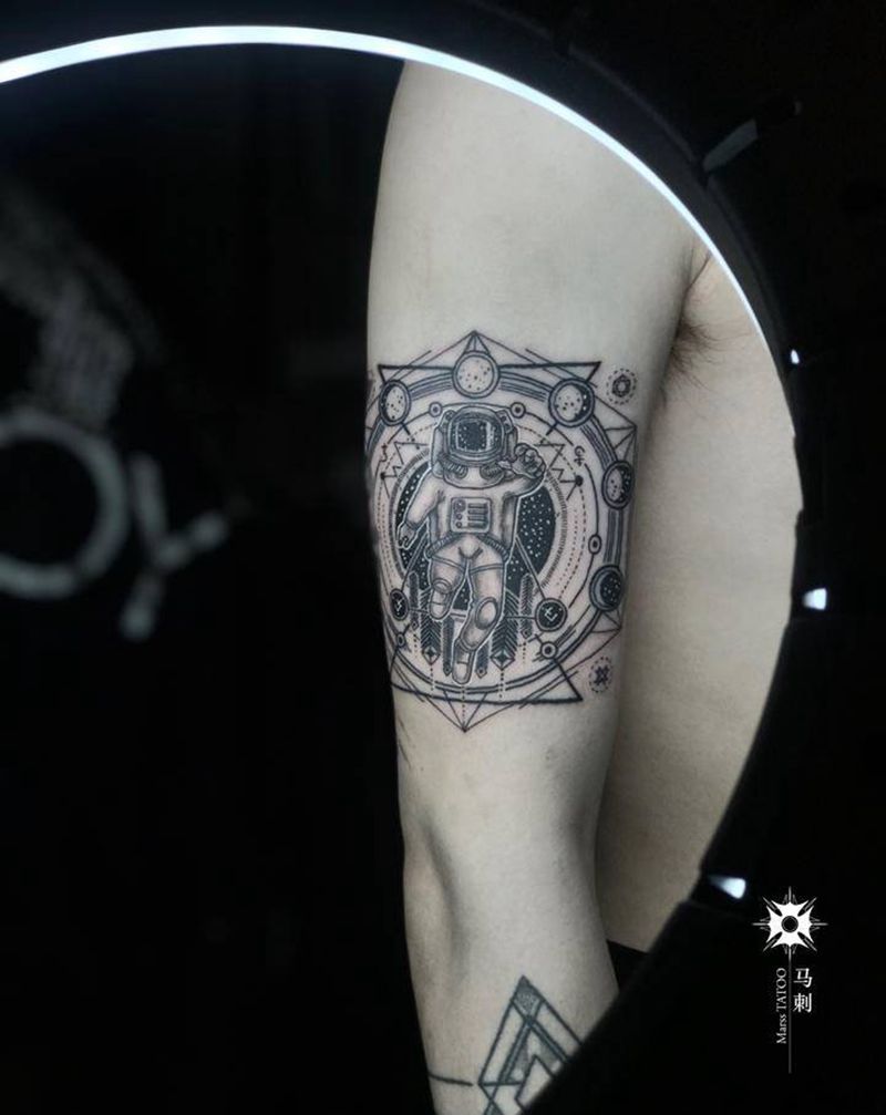 空洞纹身图片_手臂纹身图案