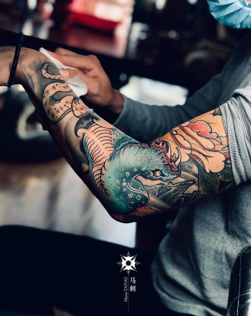 鹤与蛇纹身图片_手臂纹身图案