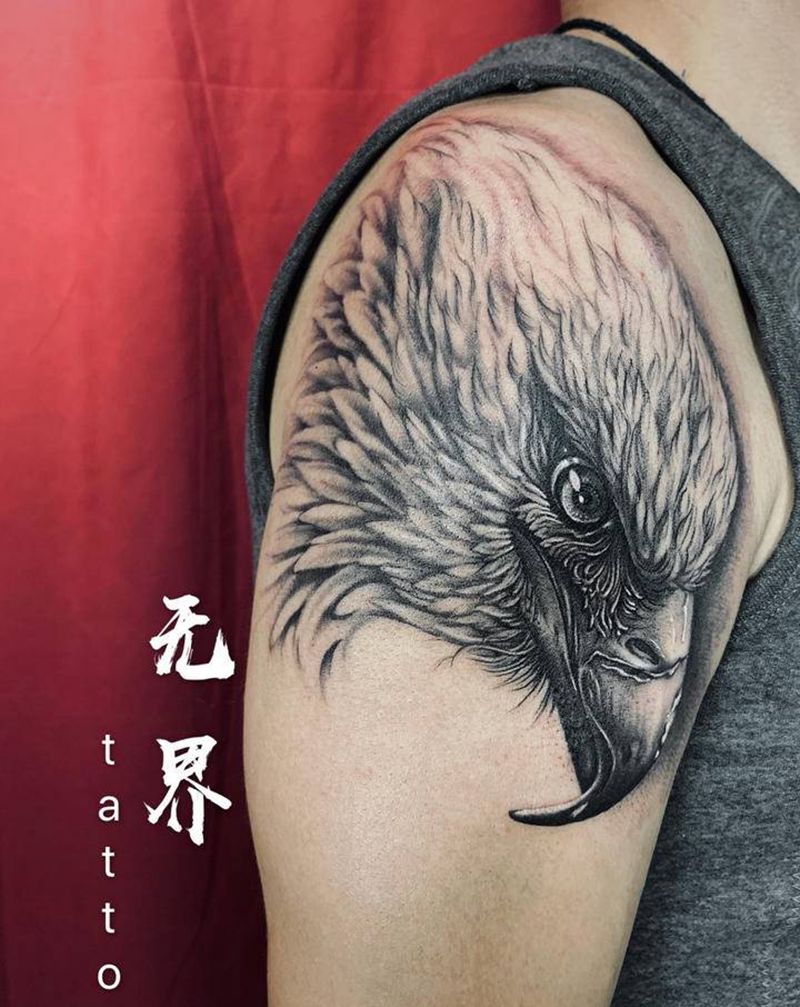 鹰首纹身图片_手臂肩部欧美写实老鹰三角肌鹰纹身图案
