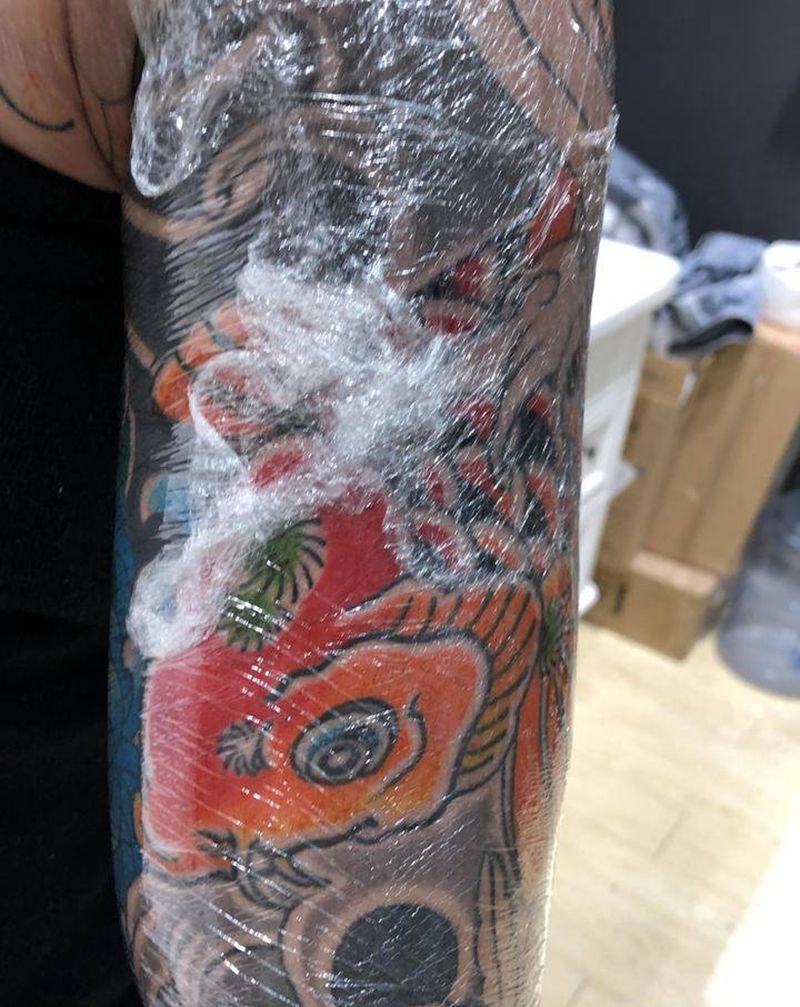 老传统鲤鱼纹身图片_手臂老传统纹身图案