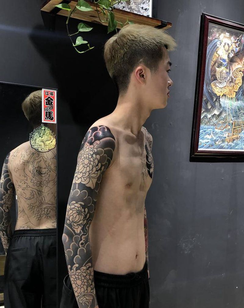 老传统菊花纹身图片_手臂老传统纹身图案