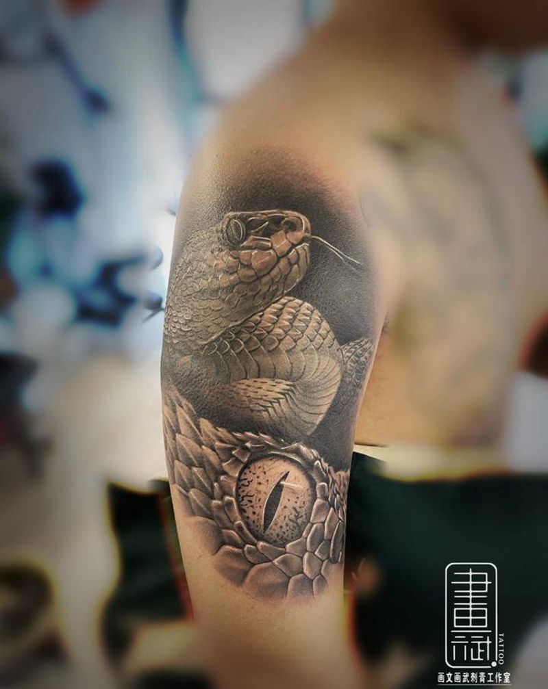 蛇纹身图片_手臂欧美写实蛇眼睛写实动物纹身图案