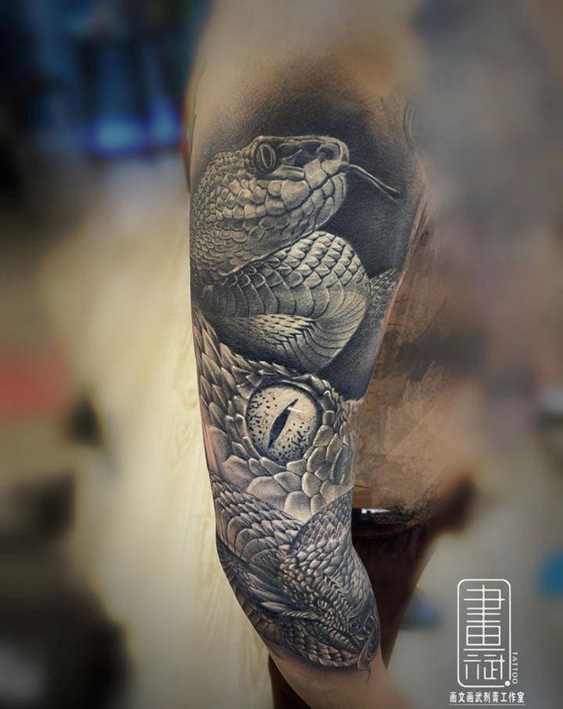 蛇与玫瑰纹身图片_手臂欧美写实蛇玫瑰写实纹身图案