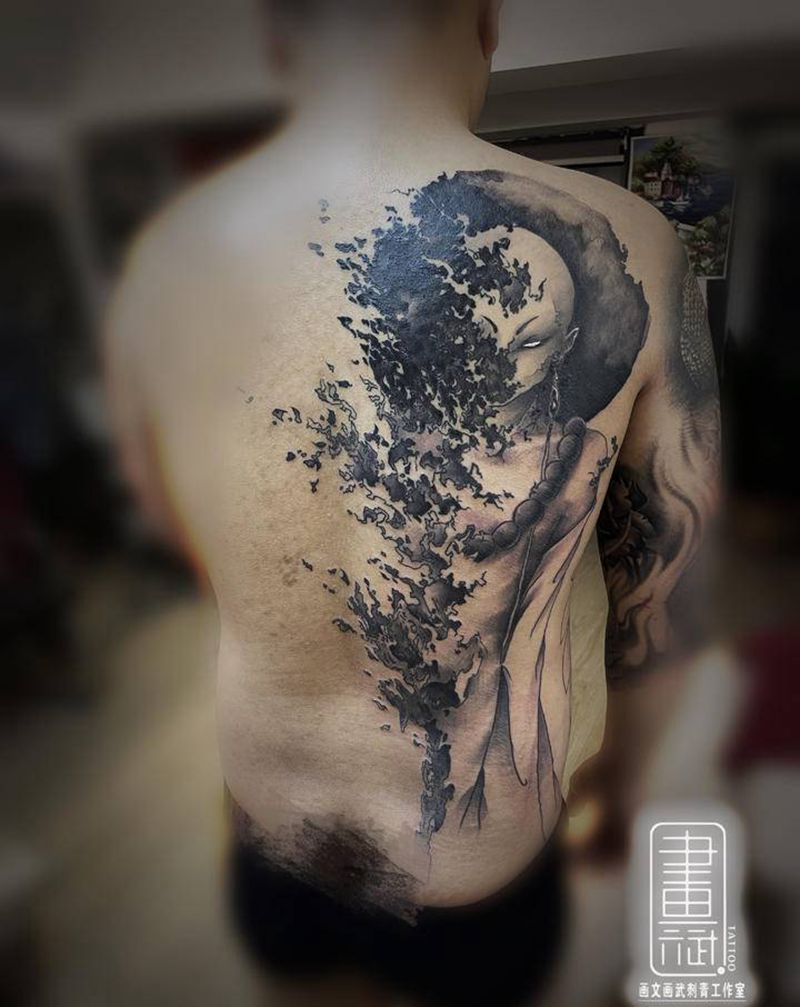 迷迭纹身图片_背部欧美写实水墨半背洛煌笈水墨纹身图案