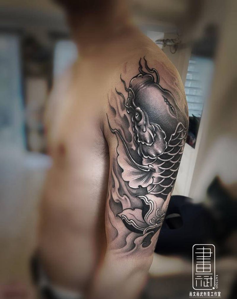 富贵有鱼纹身图片_手臂新传统鱼荷花锦鲤纹身图案