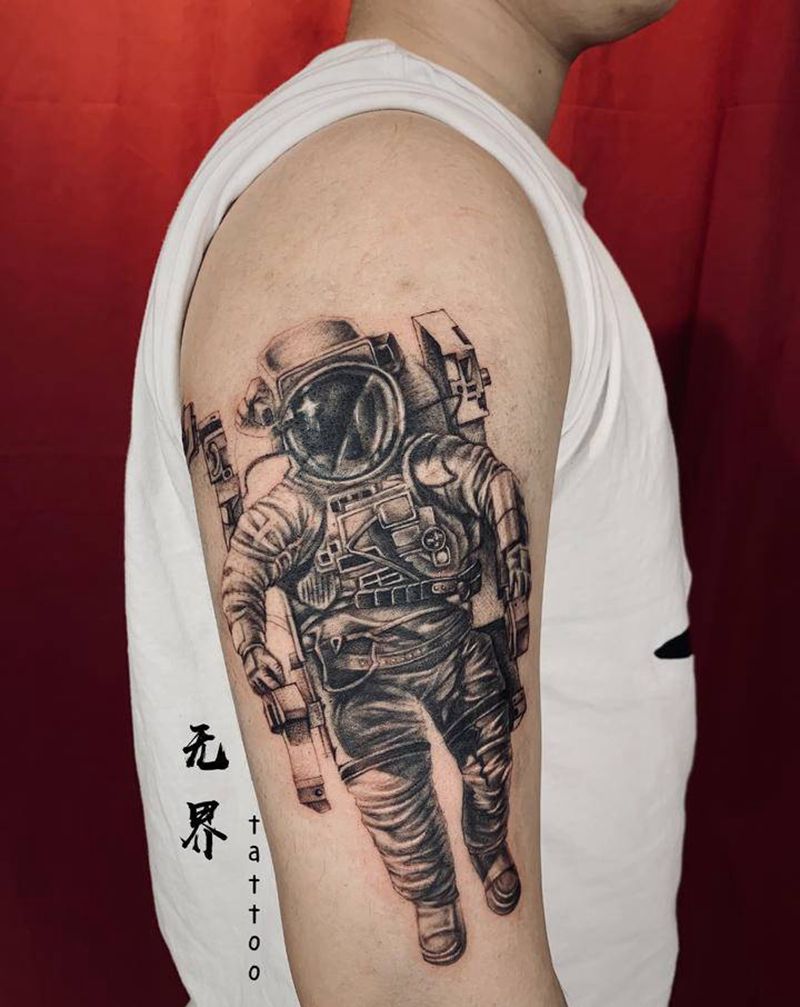 宇航员纹身图片_手臂欧美写实大臂宇航员纹身图案