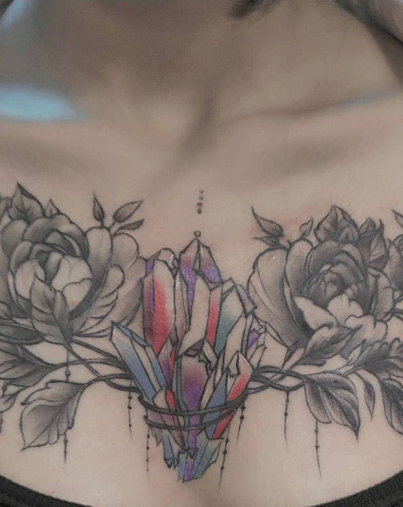 花胸纹身图片_胸部新传统纹身图案