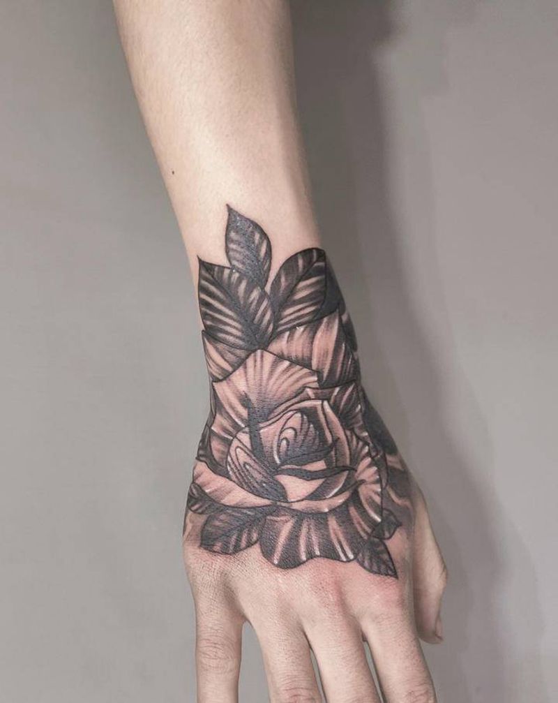 花手纹身图片_手部新传统纹身图案