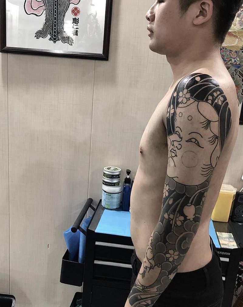 日式花臂黑灰雾面完成纹身图片_手臂老传统纹身图案