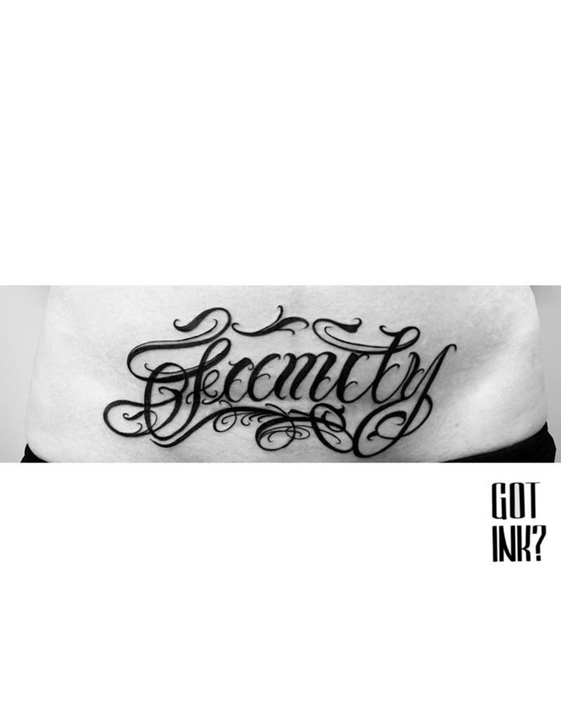 Family纹身图片_腹部花体字纹身图案