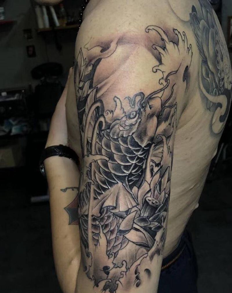 黑灰传统鲤鱼纹身图片_手臂纹身图案