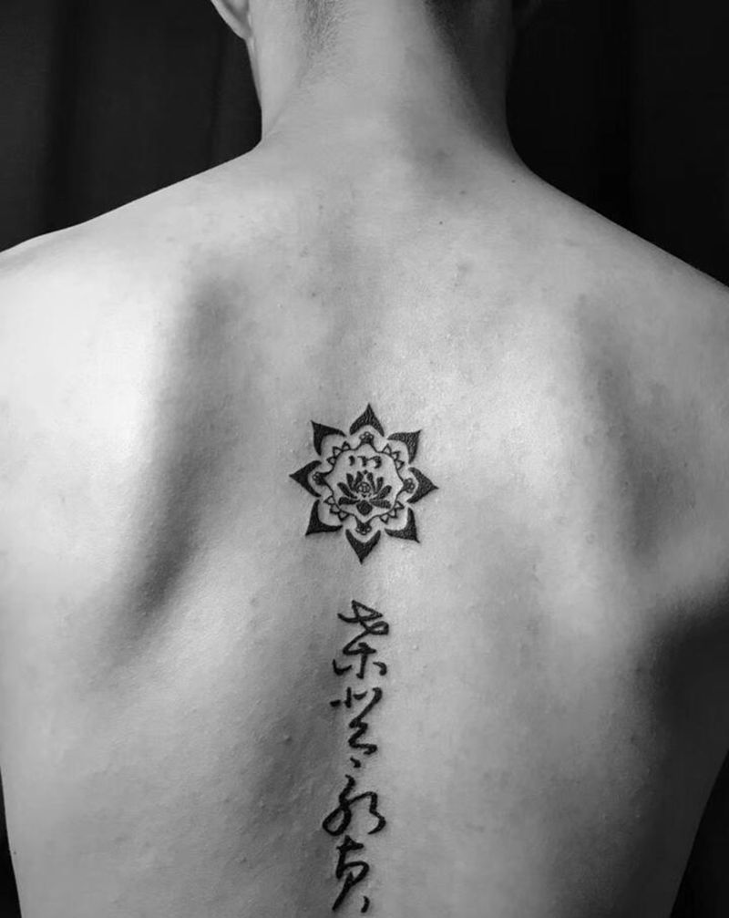 背部图腾文字纹身图片_背部纹身图案