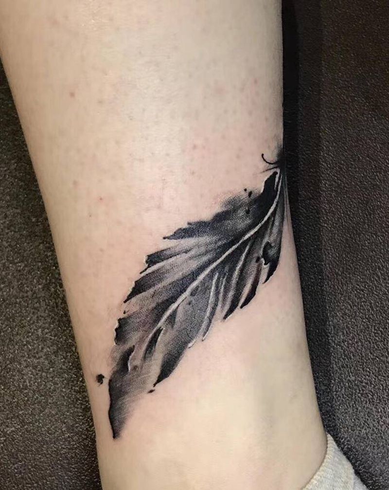 羽毛纹身图片_脚部纹身图案
