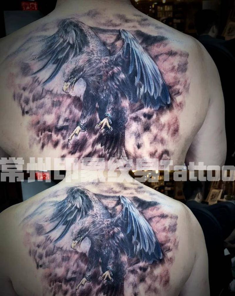 鹰纹身图片_背部欧美写实无憾无悔纹身图案