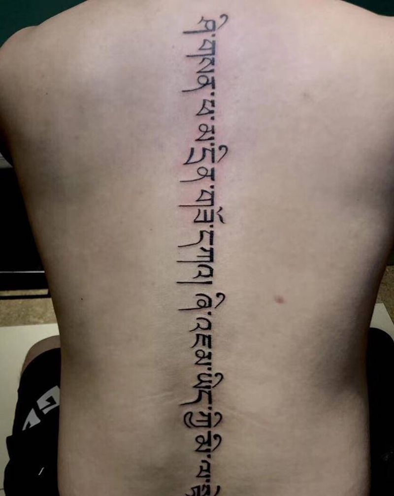 后背文字纹身图片_背部纹身图案