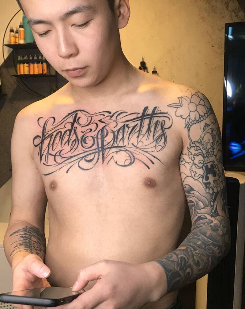 花体纹身图片_胸部花体字花体字纹身图案