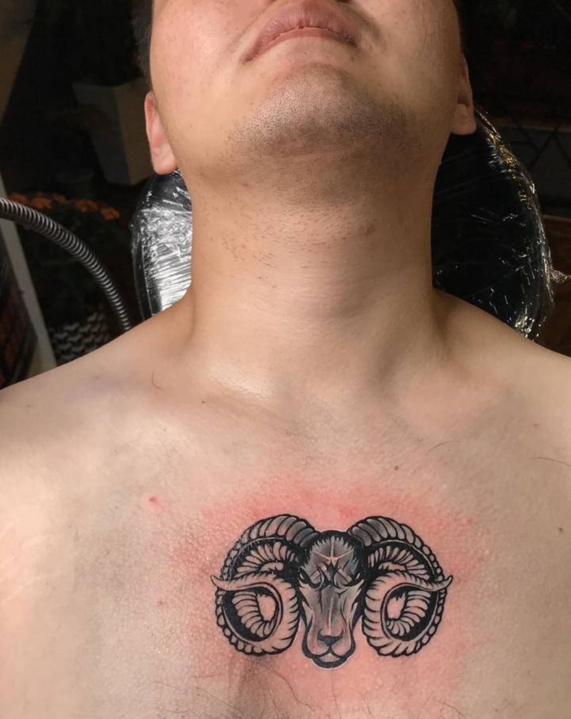 可乐羊纹身图片_胸部纹身图案