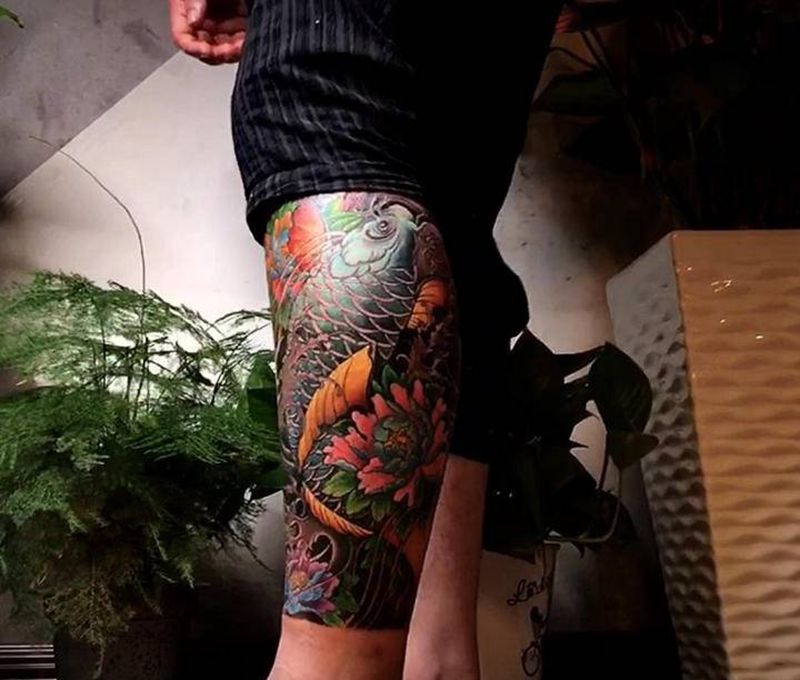 富贵鱼纹身图片_腿部纹身图案