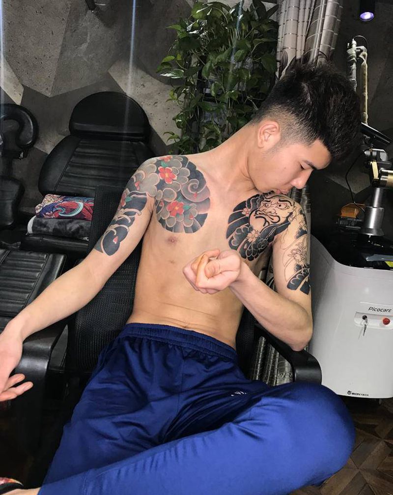 半甲纹身图片_胸部纹身图案