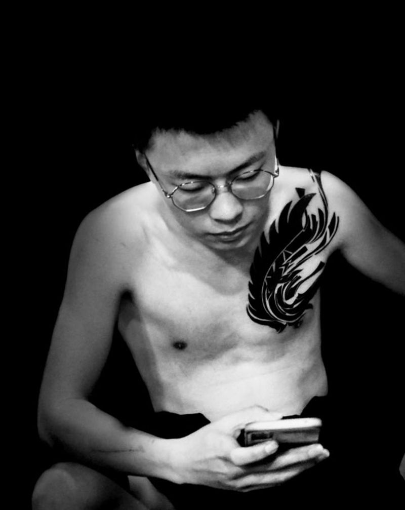 宝马纹身图片_胸部纹身图案