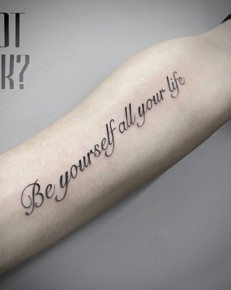 渐变小字母纹身图片_手臂纹身图案