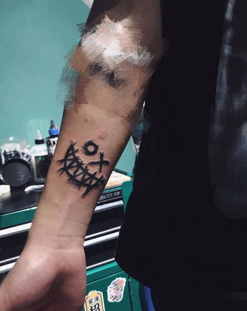 笑脸纹身图片_手臂纹身图案