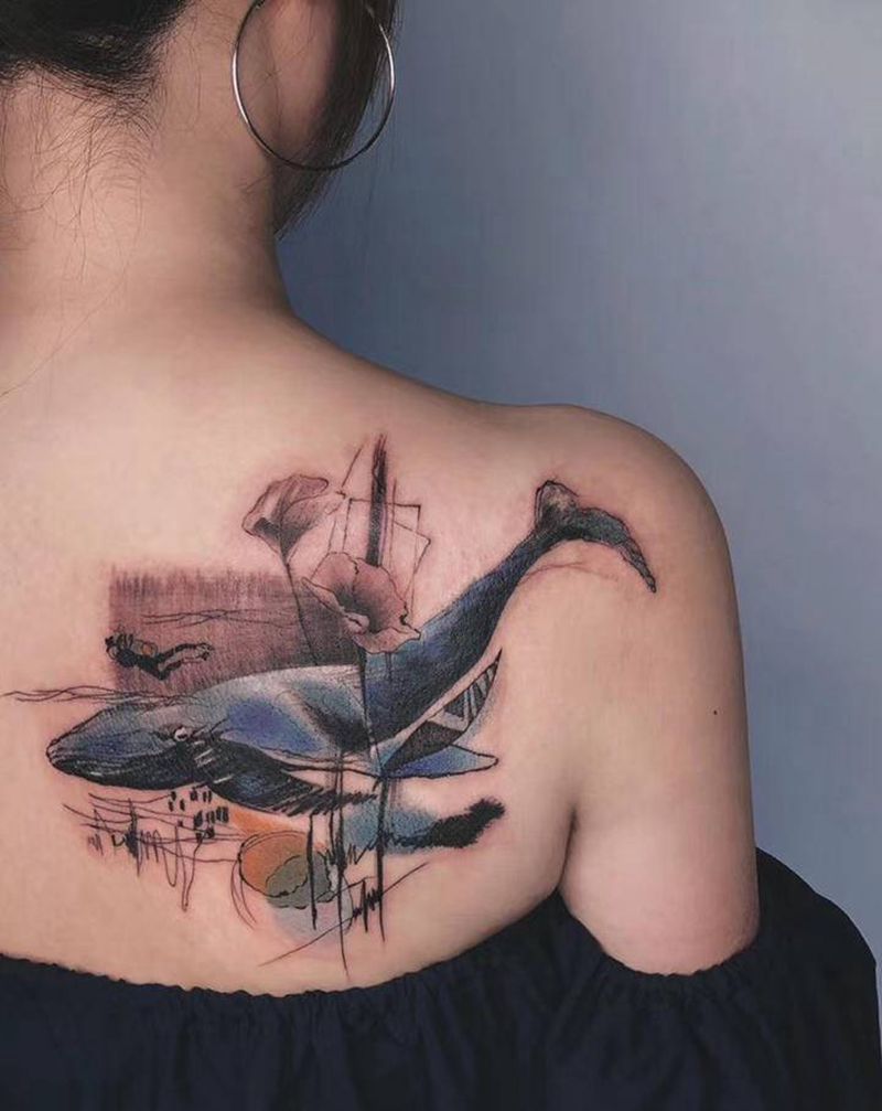 鲸纹身图片_肩部背部水墨鲸鱼纹身图案