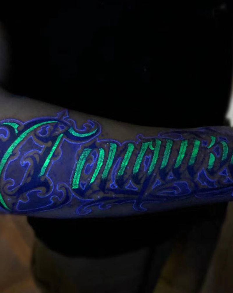 荧光花体字纹身图片_手部手臂花体字纹身图案