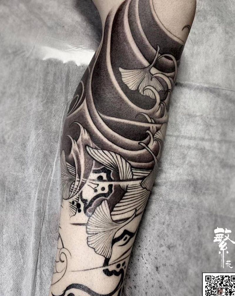 逆流而上纹身图片_腿部脚部老传统鱼浪银杏叶纹身图案