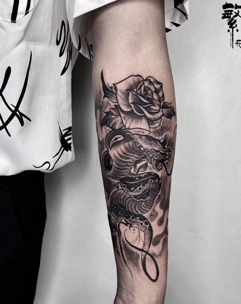 暗黑蛇纹身图片_手部手臂蛇玫瑰纹身图案