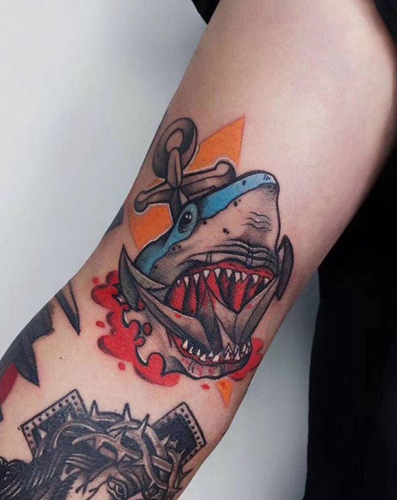 Old  school拼接花臂纹身图片_手部手臂Old School鲨鱼猩猩蒙面武士纹身图案
