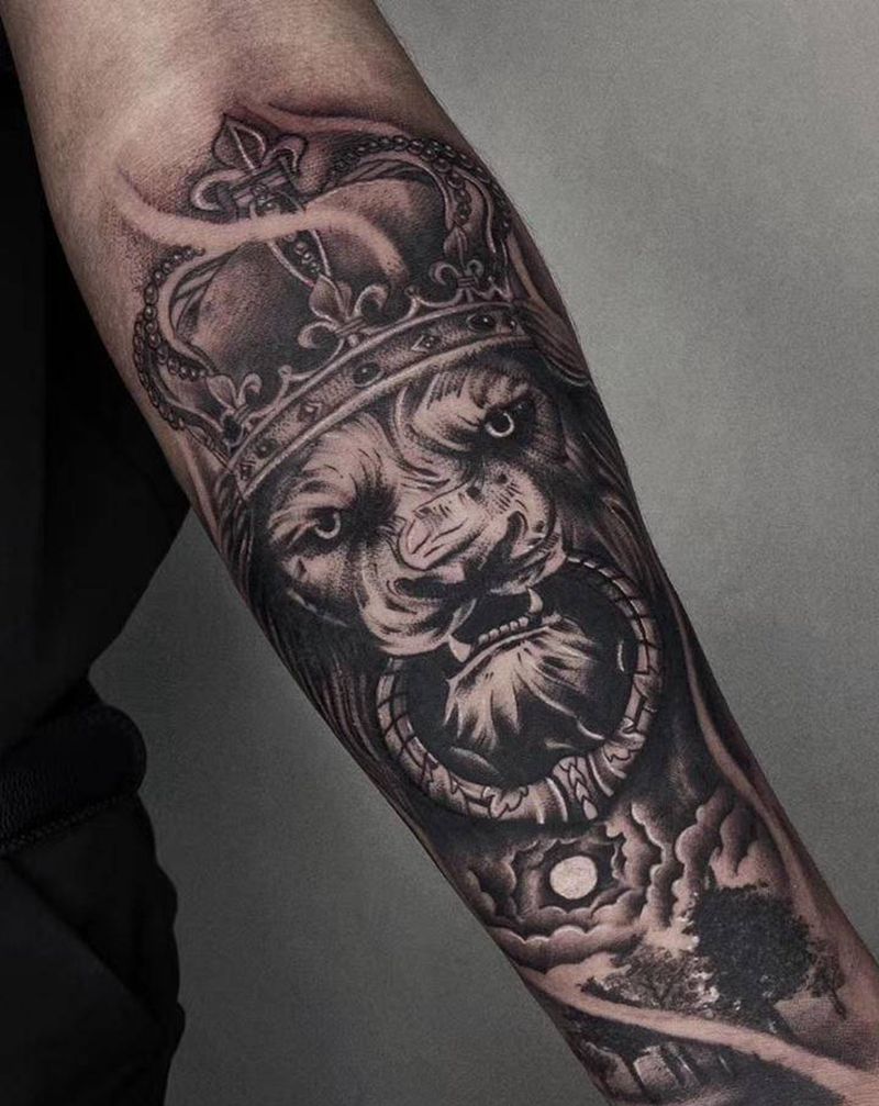 狮子王纹身图片_手部手臂欧美写实狮子王冠纹身图案