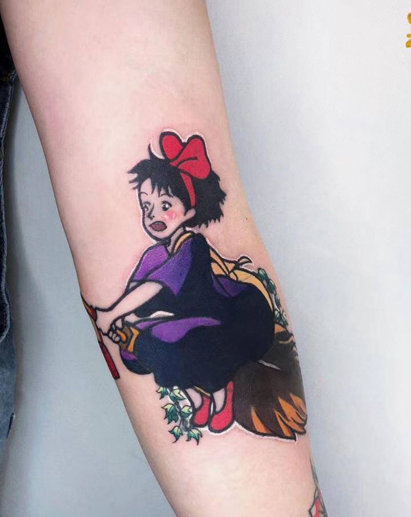 小魔女纹身图片_手部手臂New School魔女扫帚纹身图案