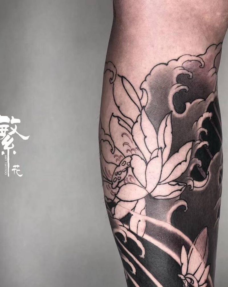 新传统锦鲤纹身图片_腿部脚部新传统锦鲤荷花纹身图案