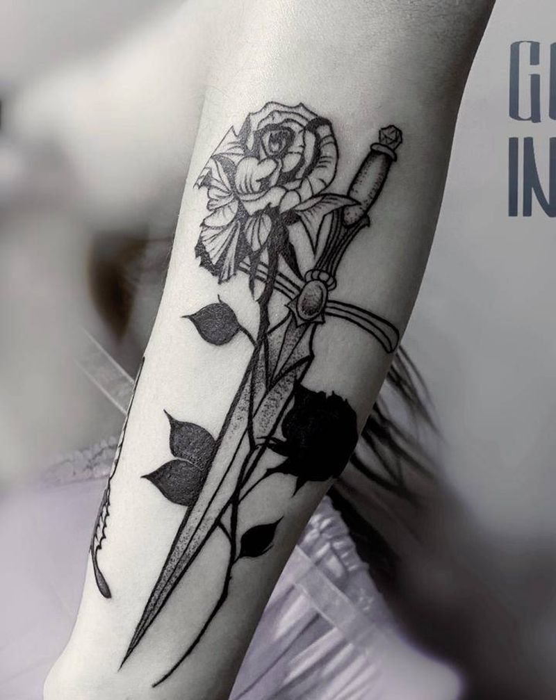 剑与玫瑰纹身图片_手臂纹身图案
