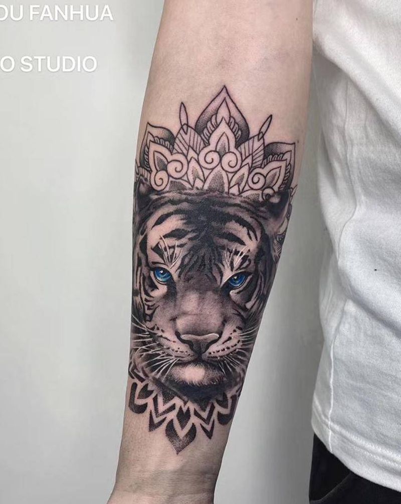 拼接小臂纹身图片_手部手臂欧美写实眼睛老虎纹身图案