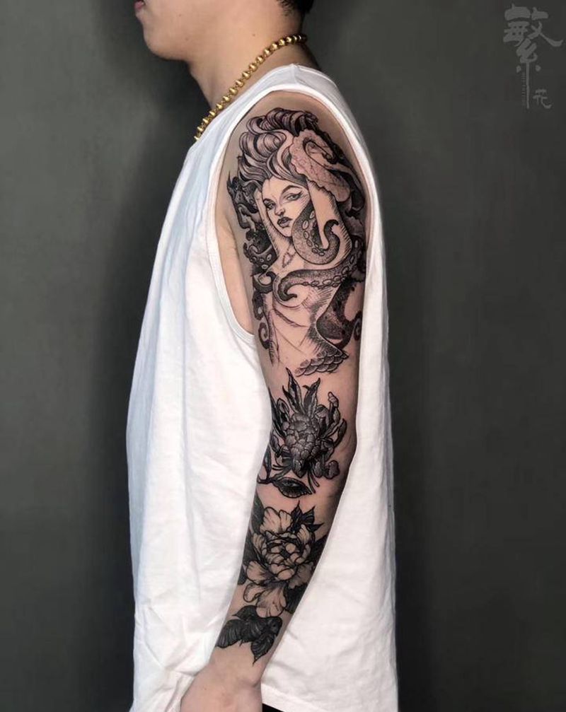 拼接花臂纹身图片_手臂Old School花欧美女郎纹身图案