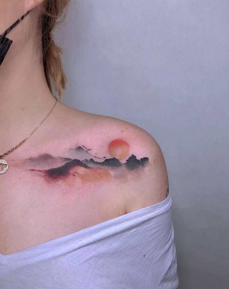 水墨山水纹身图片_肩部水墨太阳山水纹身图案