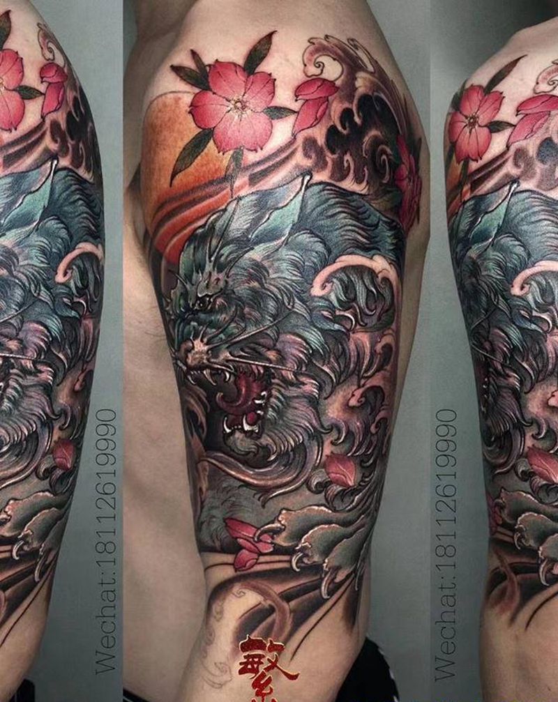 新传统·虎纹身图片_手臂新传统虎樱花太阳纹身图案