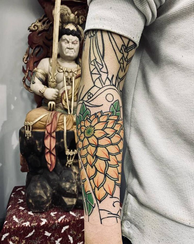 两小时菊花纹身图片_手臂老传统纹身图案