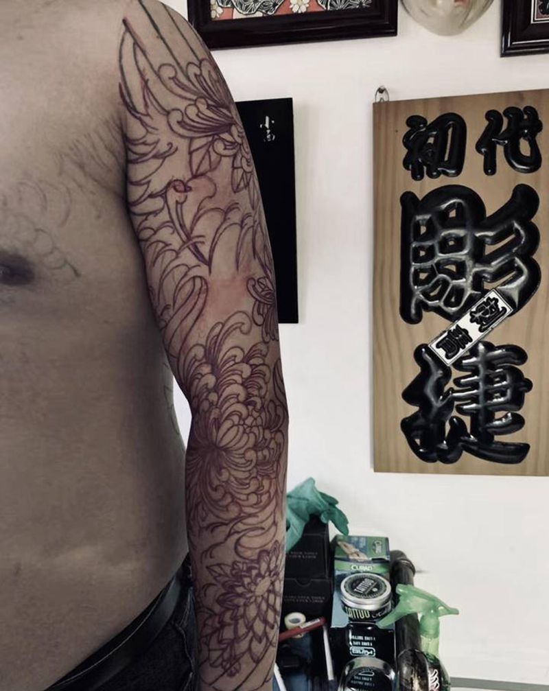 手绘菊花臂纹身图片_手臂老传统纹身图案