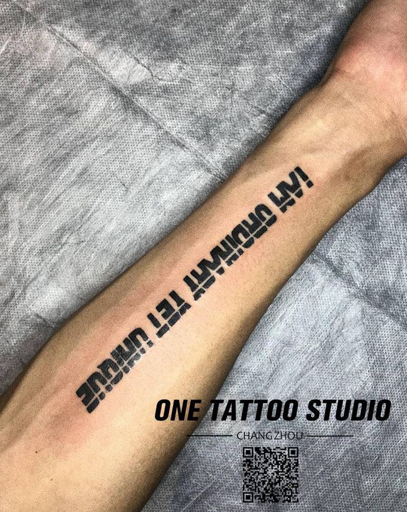 手臂英文字母纹身图片_手臂纹身图案