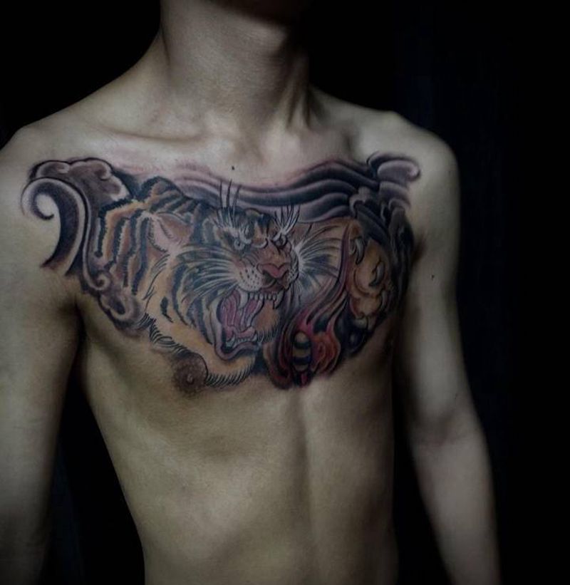 虎纹身图片_胸部纹身图案