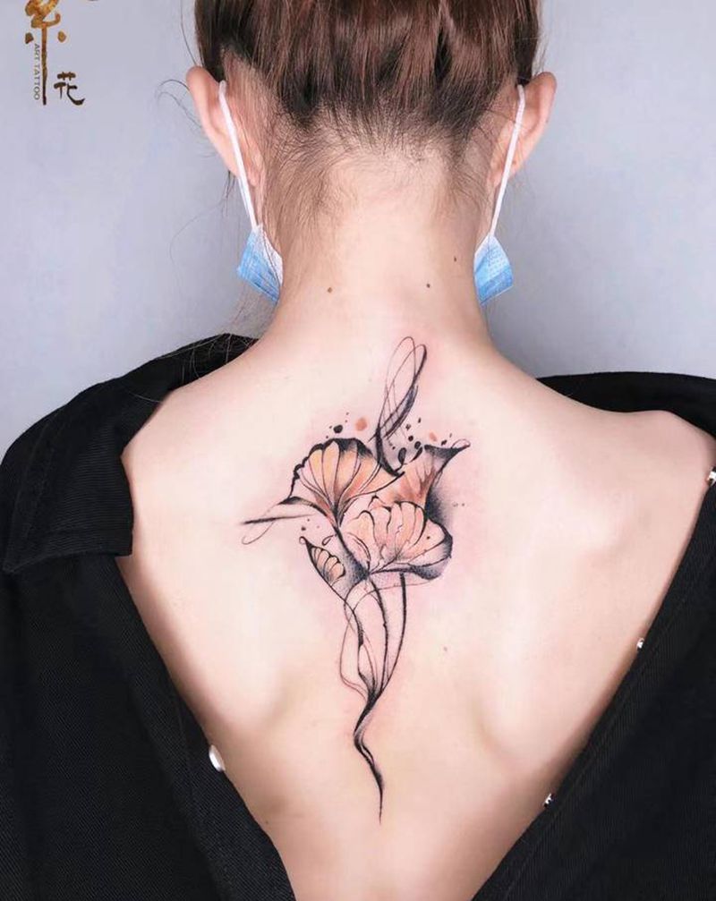 水墨·银杏叶纹身图片_背部水墨银杏叶纹身图案