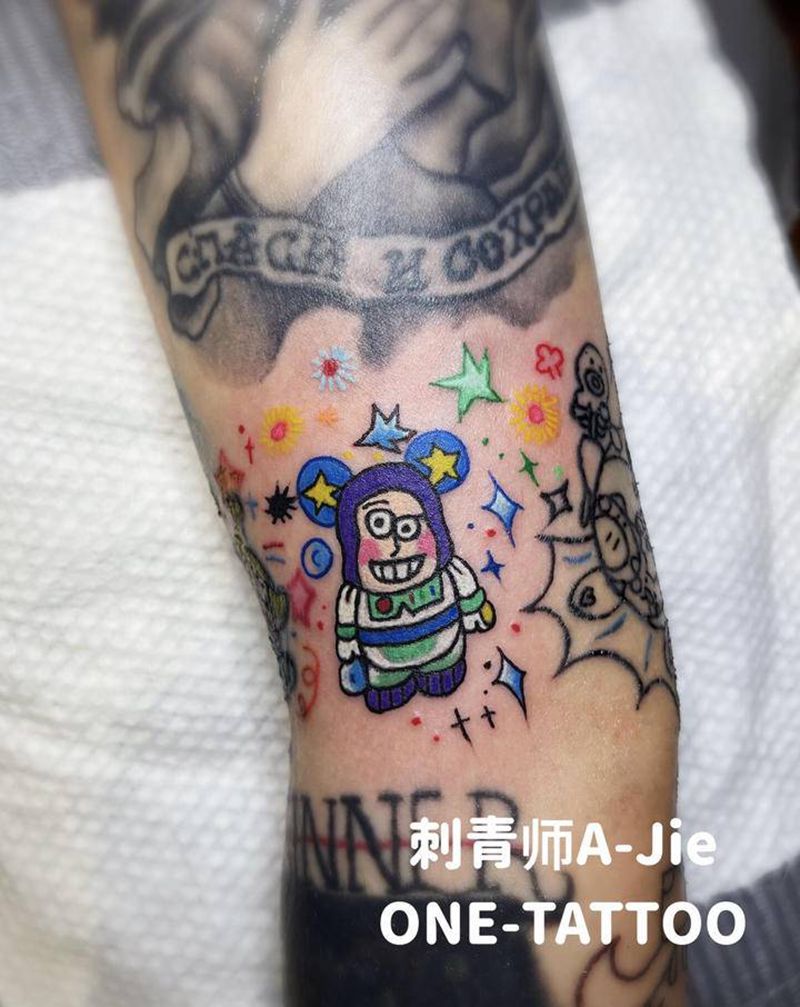 巴斯光年纹身图片_手臂New School卡通纹身图案