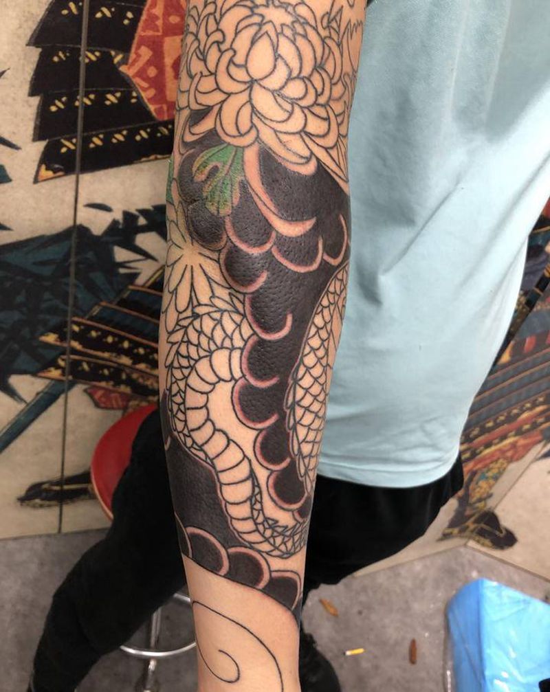 老传统纹身图片_手臂老传统菊花纹身图案