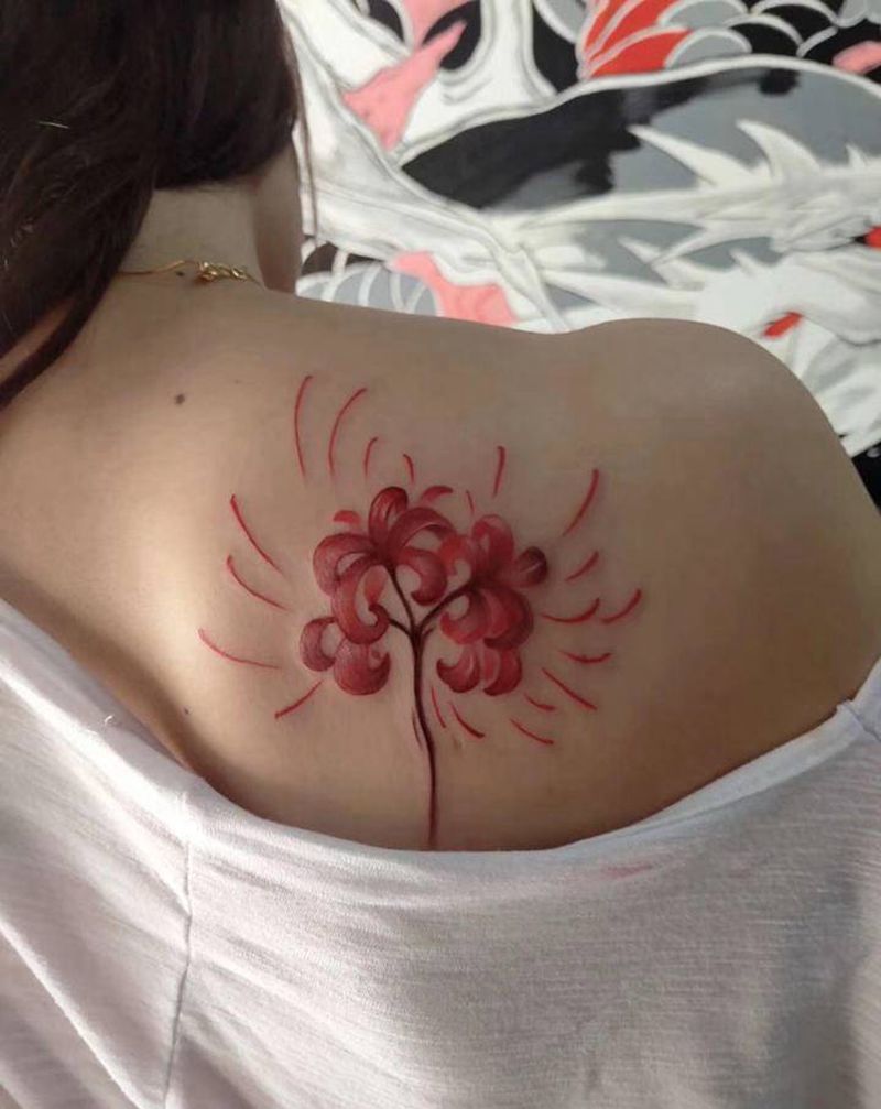 彼岸花纹身图片_肩部水彩水墨纹身图案