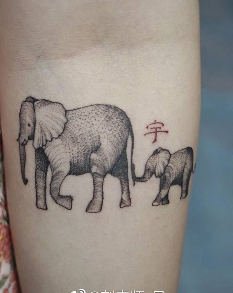 象妈妈和它的象儿子纹身图片_手臂手部花体字欧美写实纹身图案