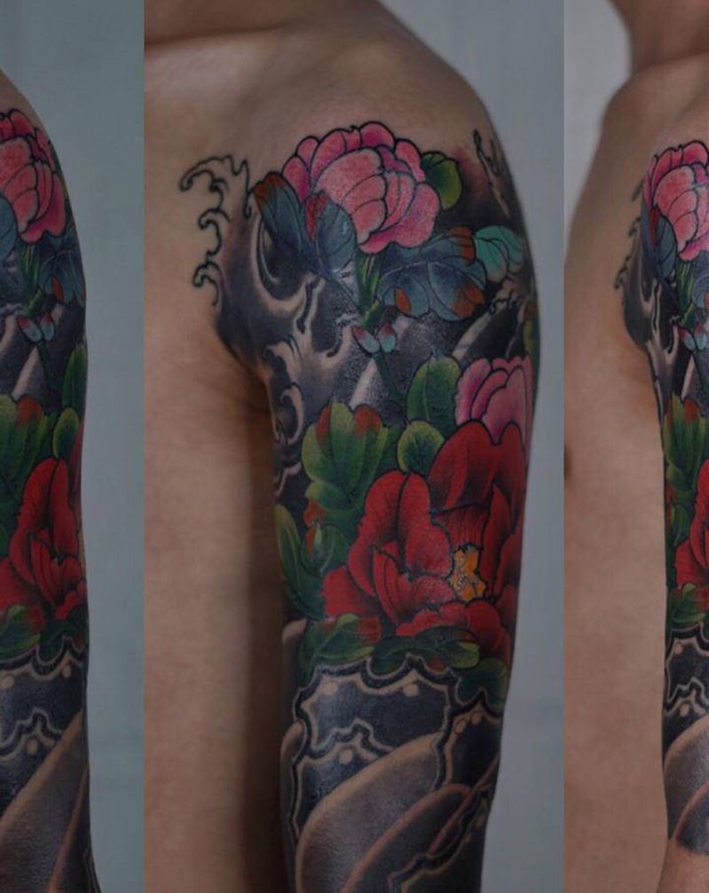 传统牡丹纹身图片_肩部手臂老传统新传统纹身图案