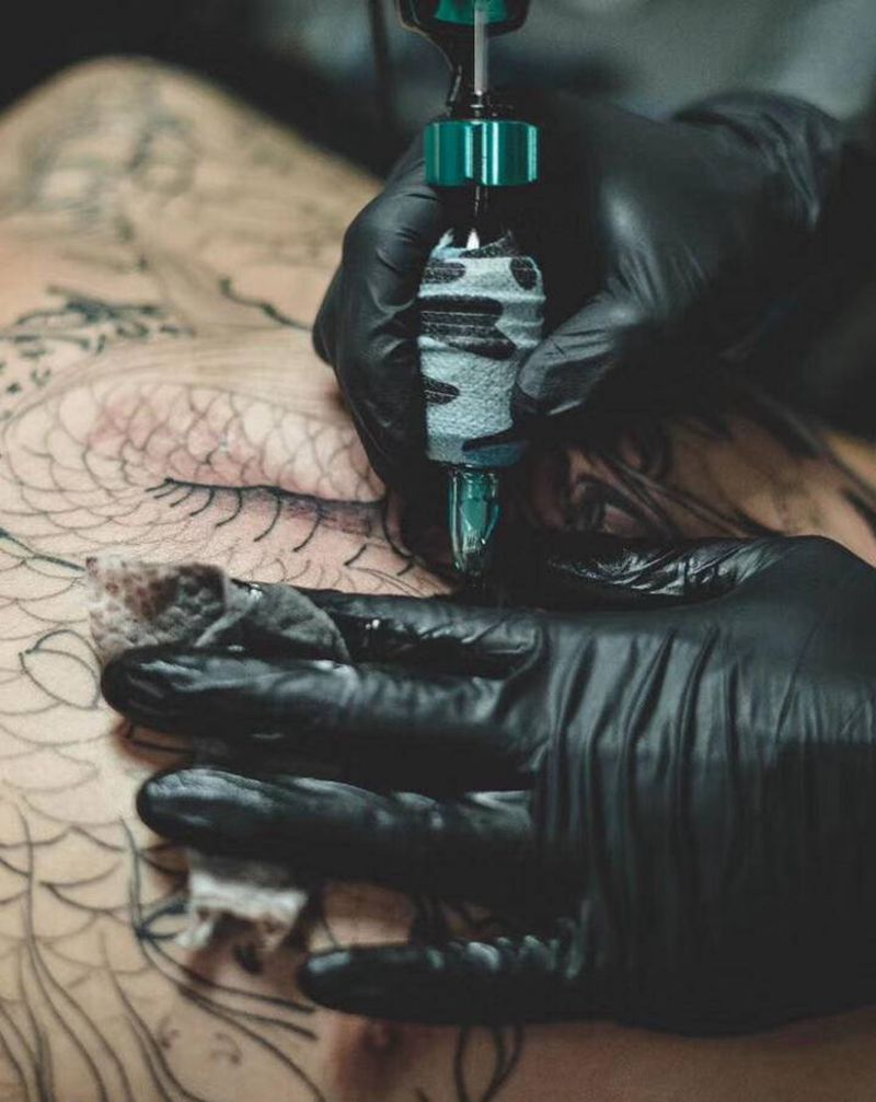 新传统龙纹身图片_胸部新传统纹身图案